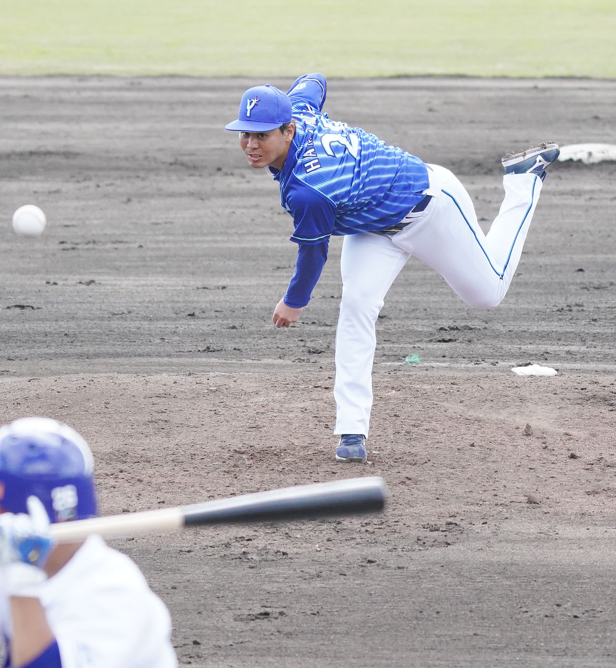 中日対DeNA 4回裏、DeNA2番手で登板する浜口遥大（撮影・森本幸一）