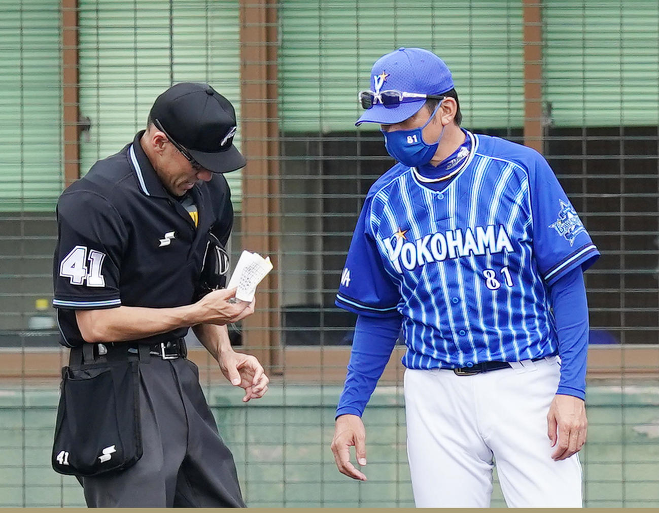 中日対DeNA 6回の守備を前に球審に交代を告げるDeNA三浦監督（右）（撮影・菅敏）
