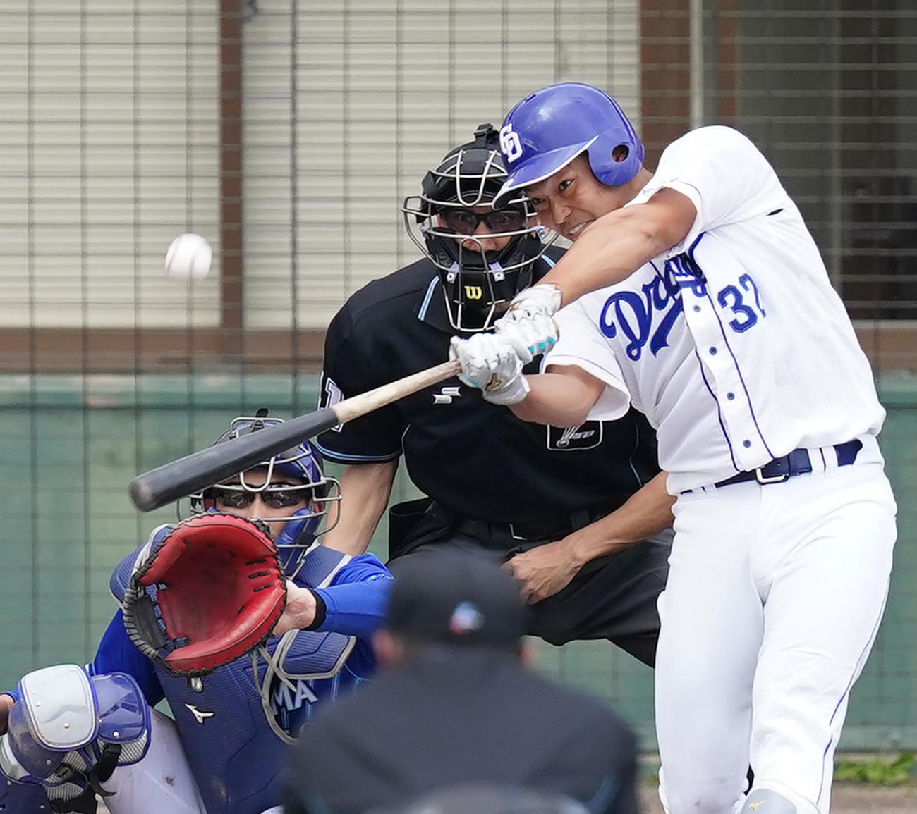 中日対DeNA 6回裏中日2死一、二塁、左中間に先制の2点適時二塁打を放つ中日石垣（撮影・菅敏）