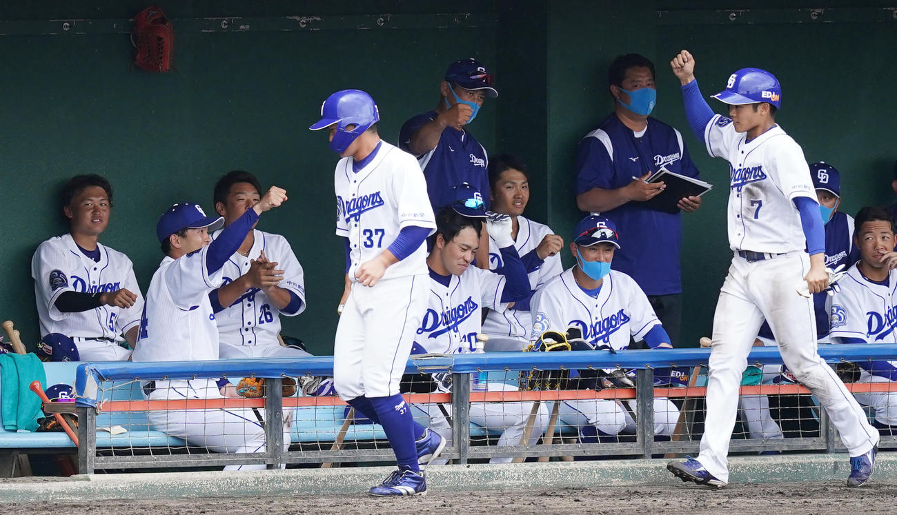 中日対DeNA 6回裏中日2死一、二塁、石垣の先制の2点適時二塁打で生還した走者を迎える中日ナイン（撮影・菅敏）