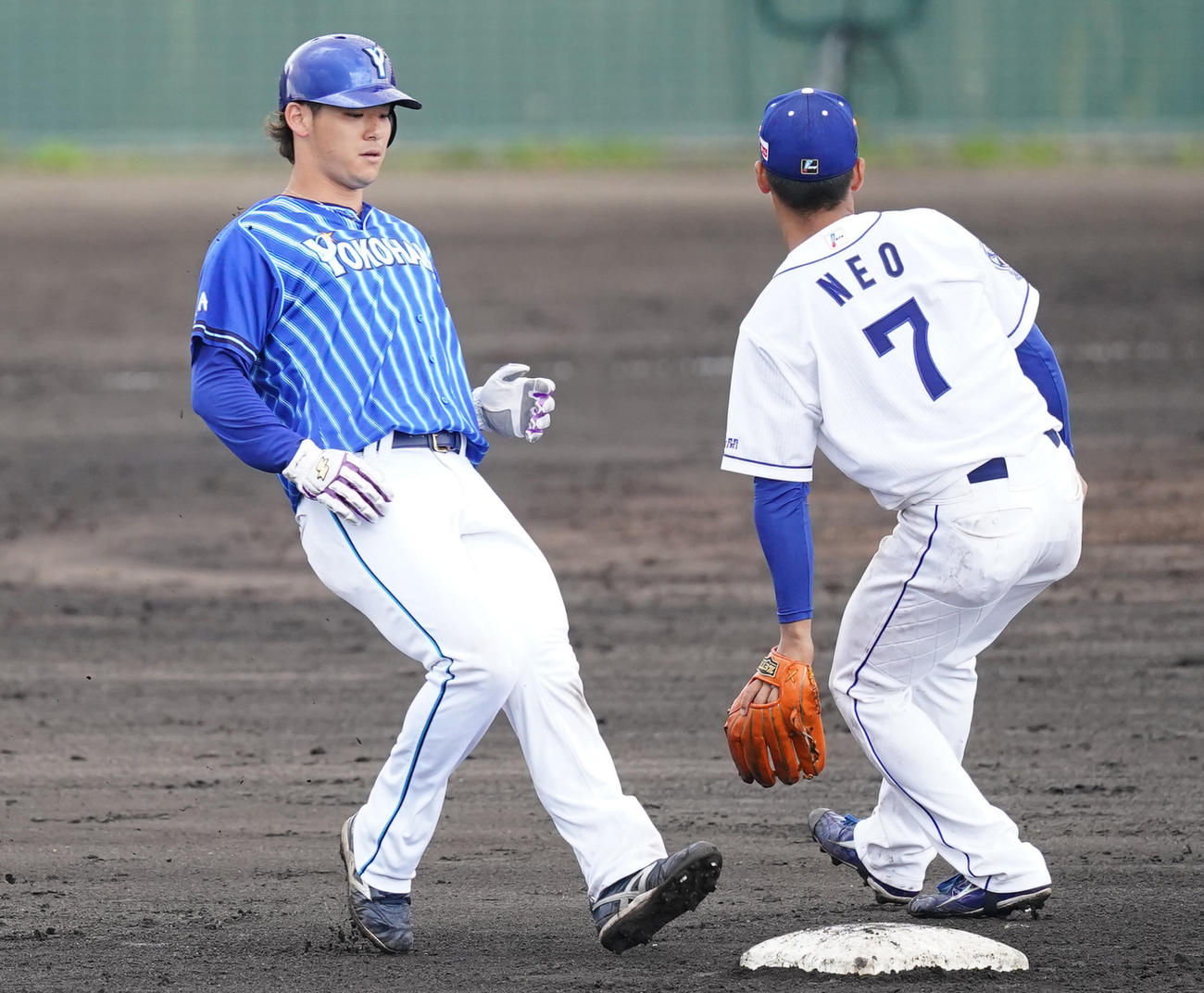 中日対DeNA 8回表DeNA1死、二盗を成功させるDeNA伊藤裕。右は中日根尾（撮影・菅敏）