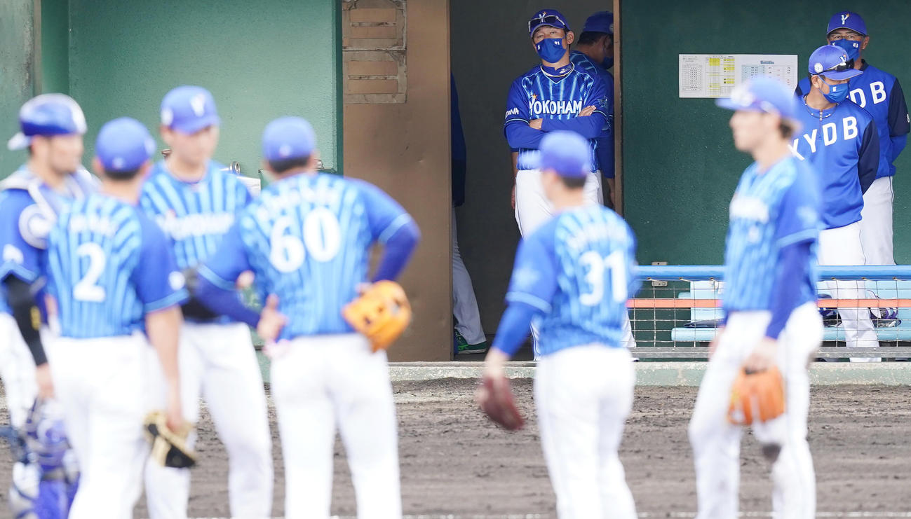 中日対DeNA 8回、マウンドに集まるナインを浮かない表情で見つめるDeNA三浦監督（中央奥）（撮影・菅敏）