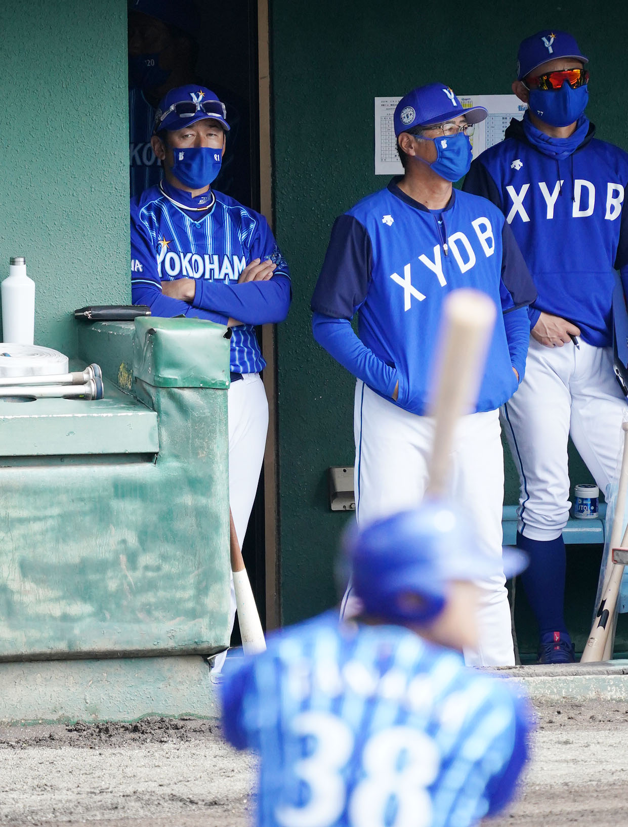 中日対DeNA 1回表DeNA1死、試合を見つめるDeNA三浦大輔監督（撮影・森本幸一）
