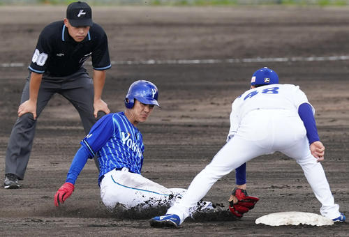 中日対DeNA 4回表DeNA無死一塁、打者中井の時、二盗を失敗するDeNA田中俊(撮影・菅敏)