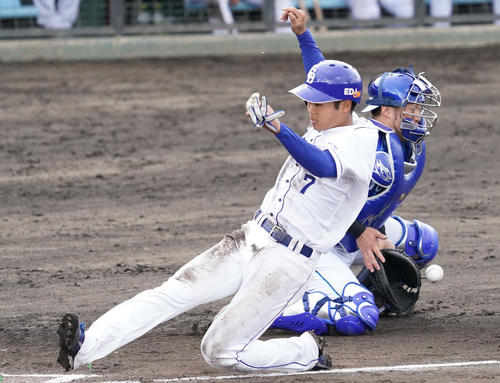 練習試合 中日対DeNA 8回裏中日1死満塁、武田健吾の犠飛で生還する根尾昂(撮影・森本幸一)