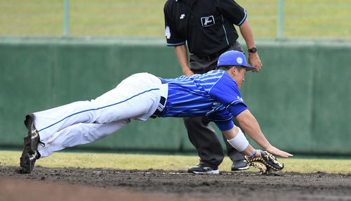 中日対DeNA 9回裏中日2死、好捕する牧(撮影・横山健太)