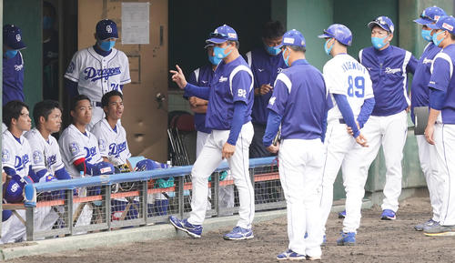 中日対DeNA 試合後、ミーティングに加わる中日立浪臨時コーチ(右から3人目)。左から2人目は根尾(撮影・菅敏)