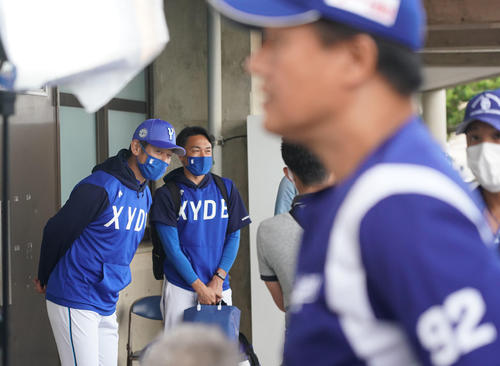 練習試合 中日対DeNA 試合後、お互いに取材を受ける中日・与田剛監督(手前)とDena・三浦大輔監督(奥)(撮影・森本幸一)