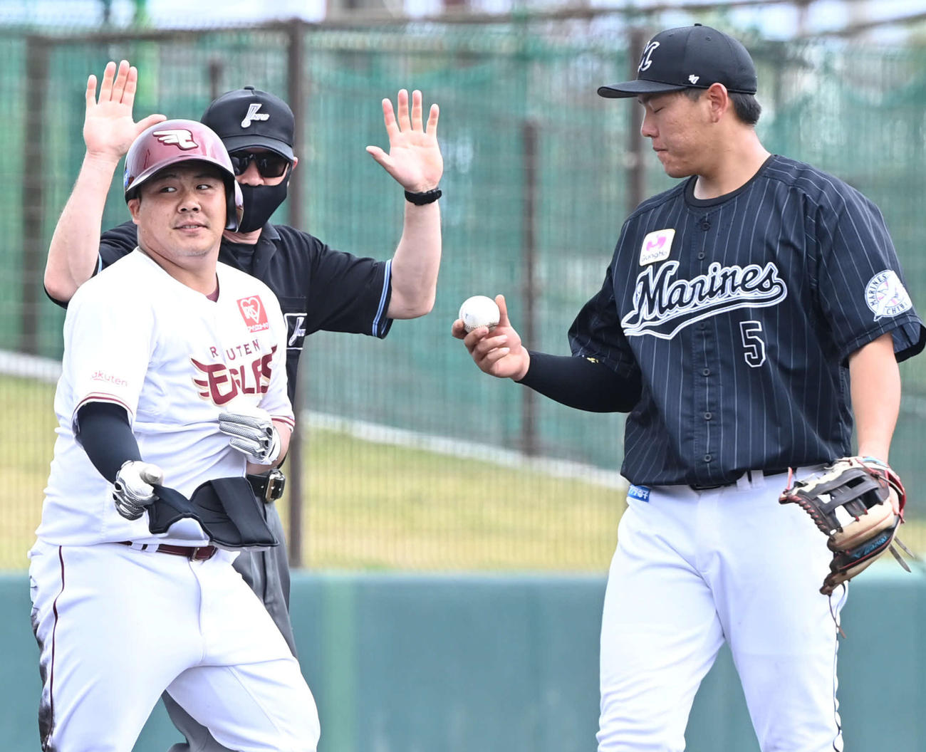 楽天対ロッテ　4回裏楽天2死二塁、適時三塁打を放った石原。右は三塁手安田（撮影・山崎安昭）