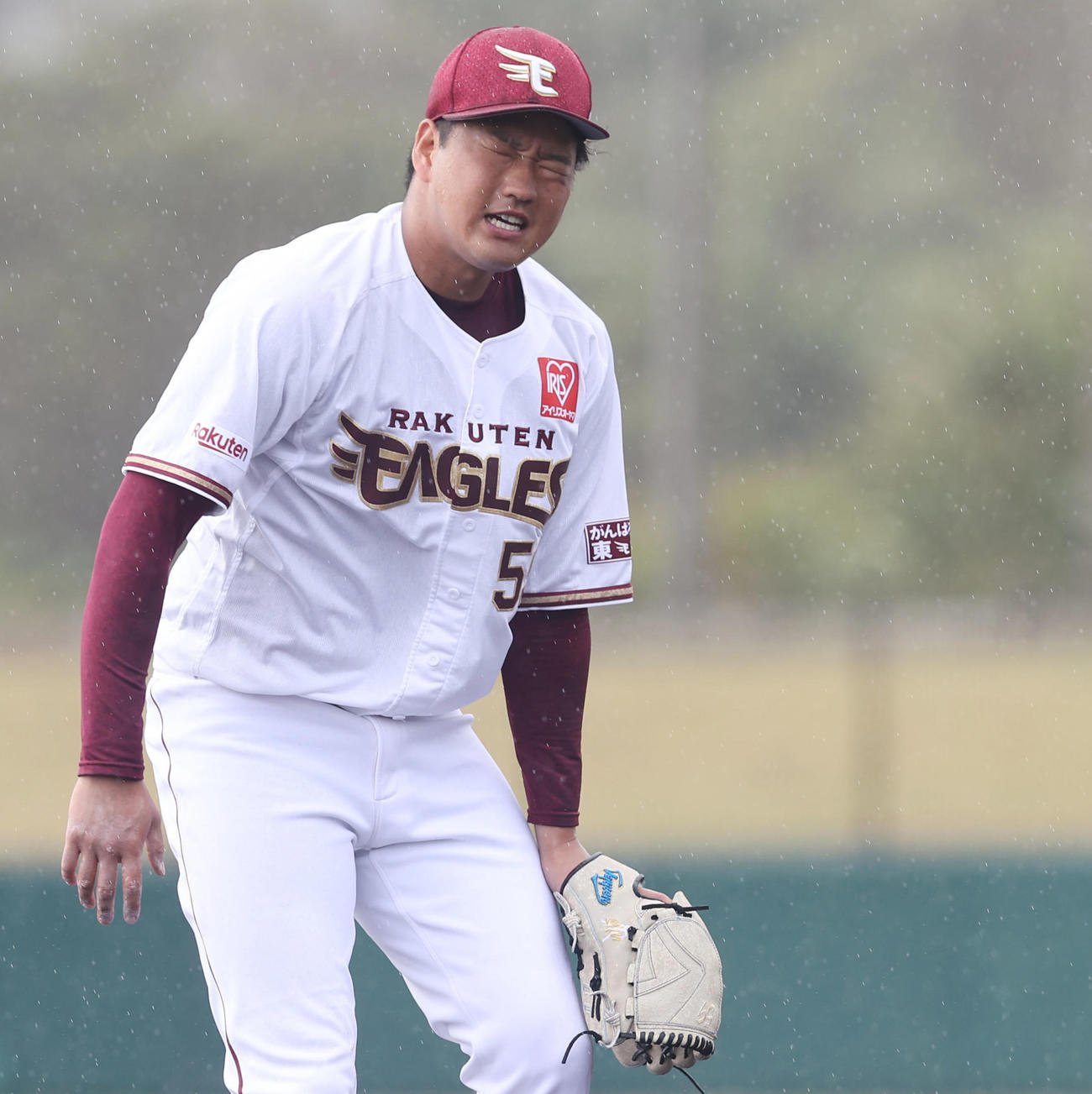 楽天対ロッテ　5回表ロッテ無死、先頭の安田の強襲打が足に直撃し苦悶の表情を浮かべる楽天3番手菅原（撮影・垰建太）