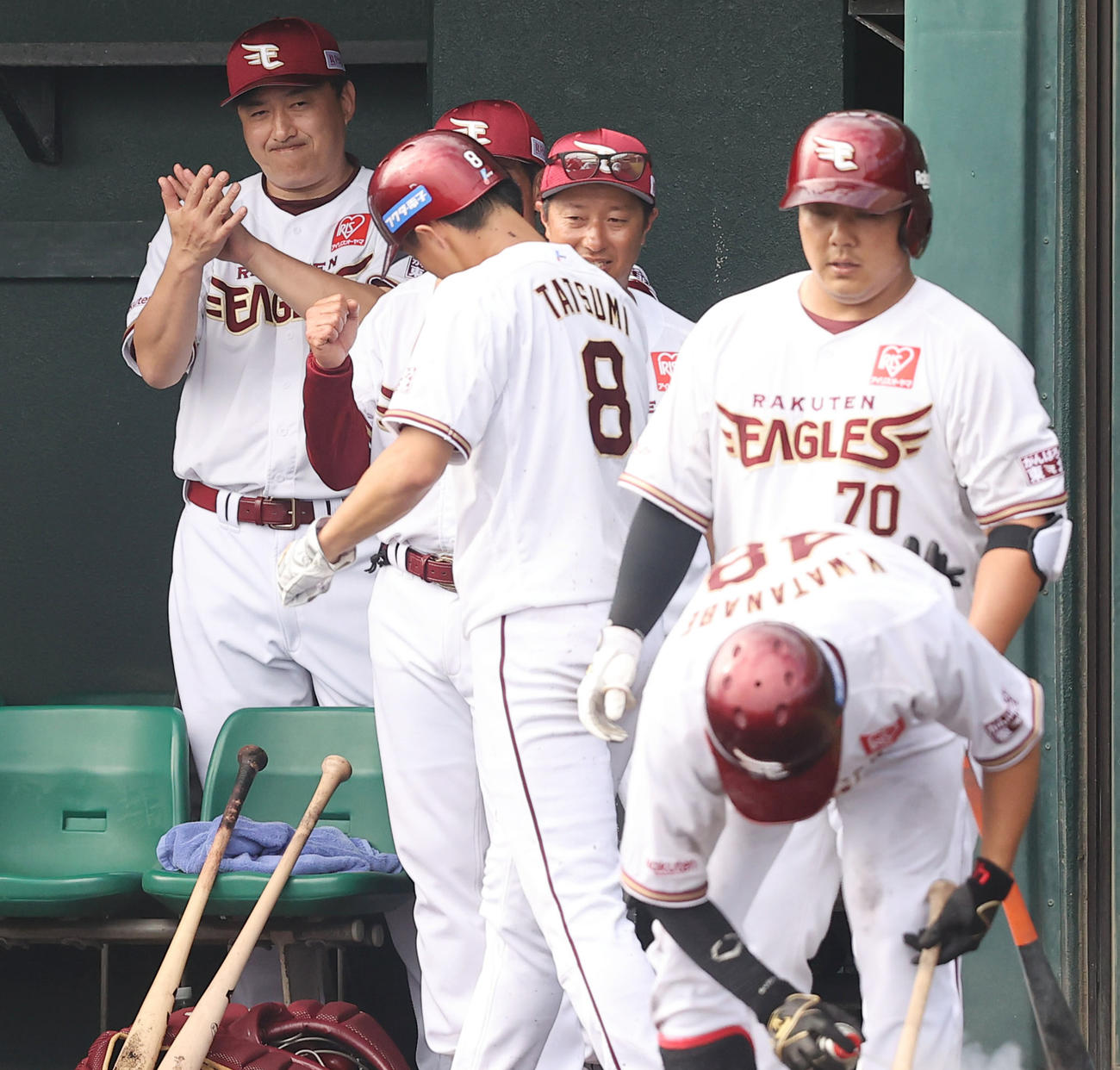 楽天対ロッテ　5回裏楽天2死満塁、和田の内野安打の間に生還した辰己（8番）を出迎える石井監督（中央）ら（撮影・垰建太）