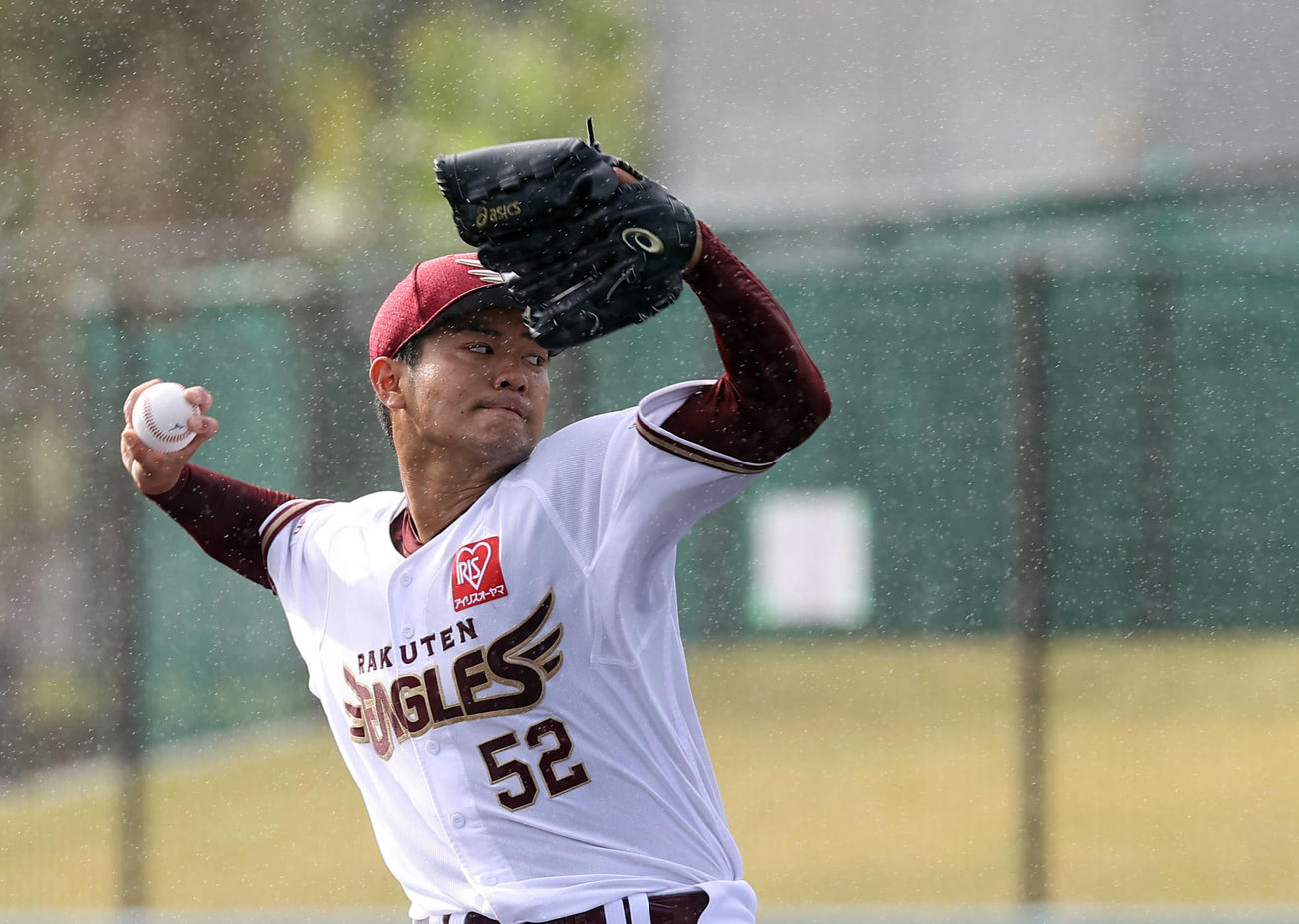楽天対ロッテ　6回、雨が降る中力投する楽天4番手津留崎（撮影・垰建太）