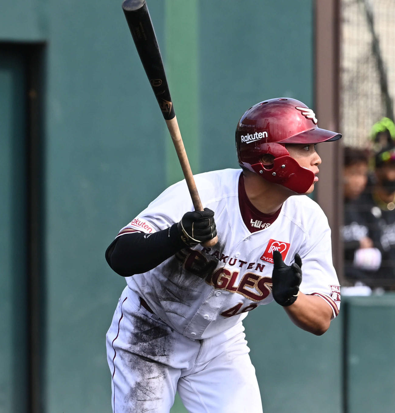 楽天対ロッテ　5回裏楽天2死二、三塁、渡辺佳は中前適時打を放つ（撮影・山崎安昭）