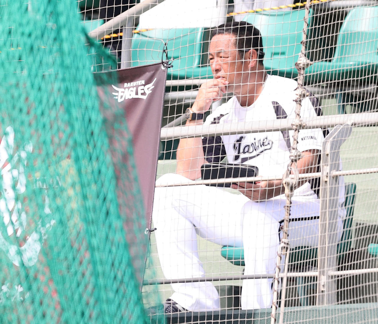 スタンドから試合を見つめるロッテ松中臨時コーチ（撮影・垰建太）