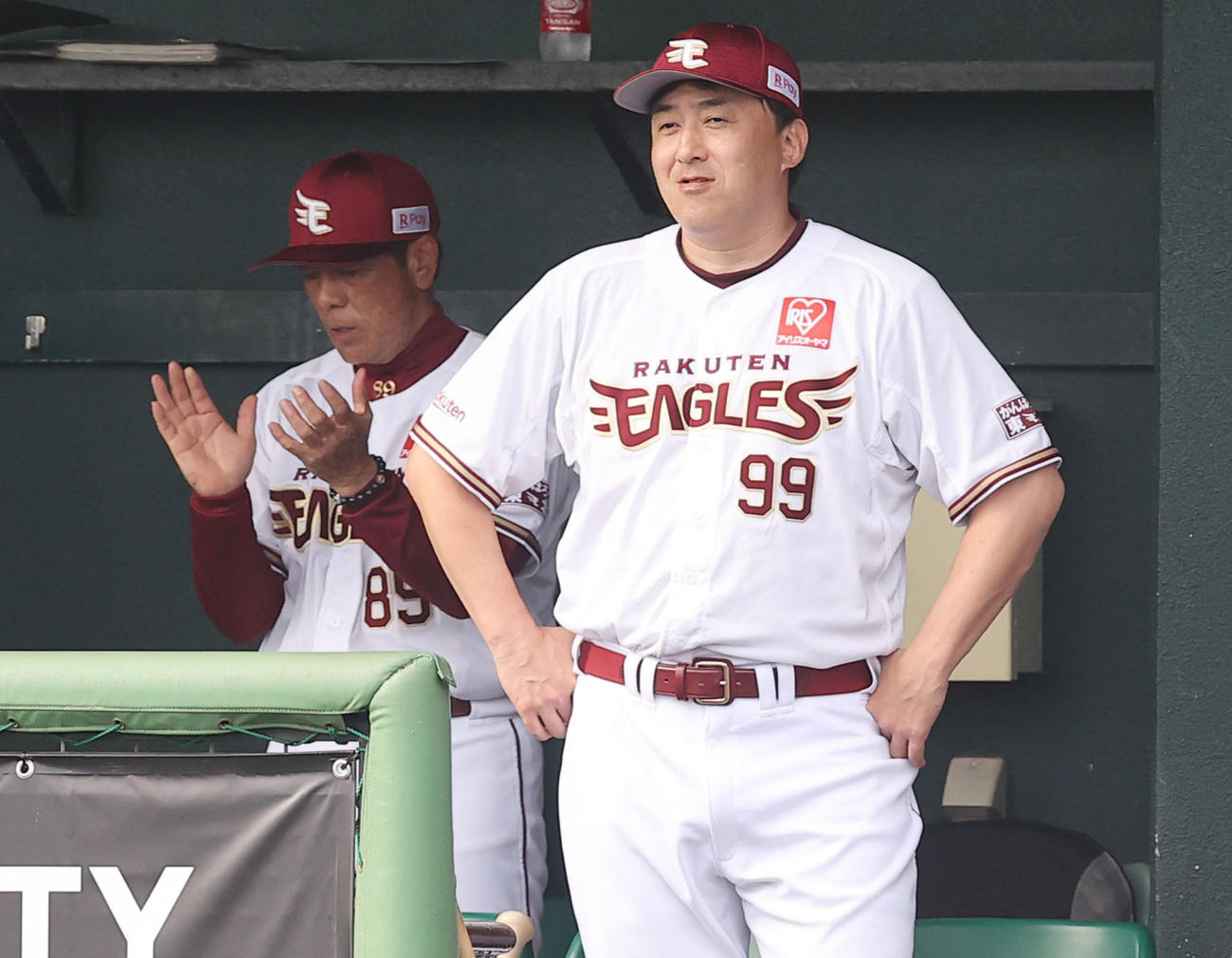 楽天対ロッテ　7回表ロッテ2死二、三塁、佐藤都を左飛に抑えベンチで得意げな表情を見せる楽天石井監督（右）（撮影・垰建太）
