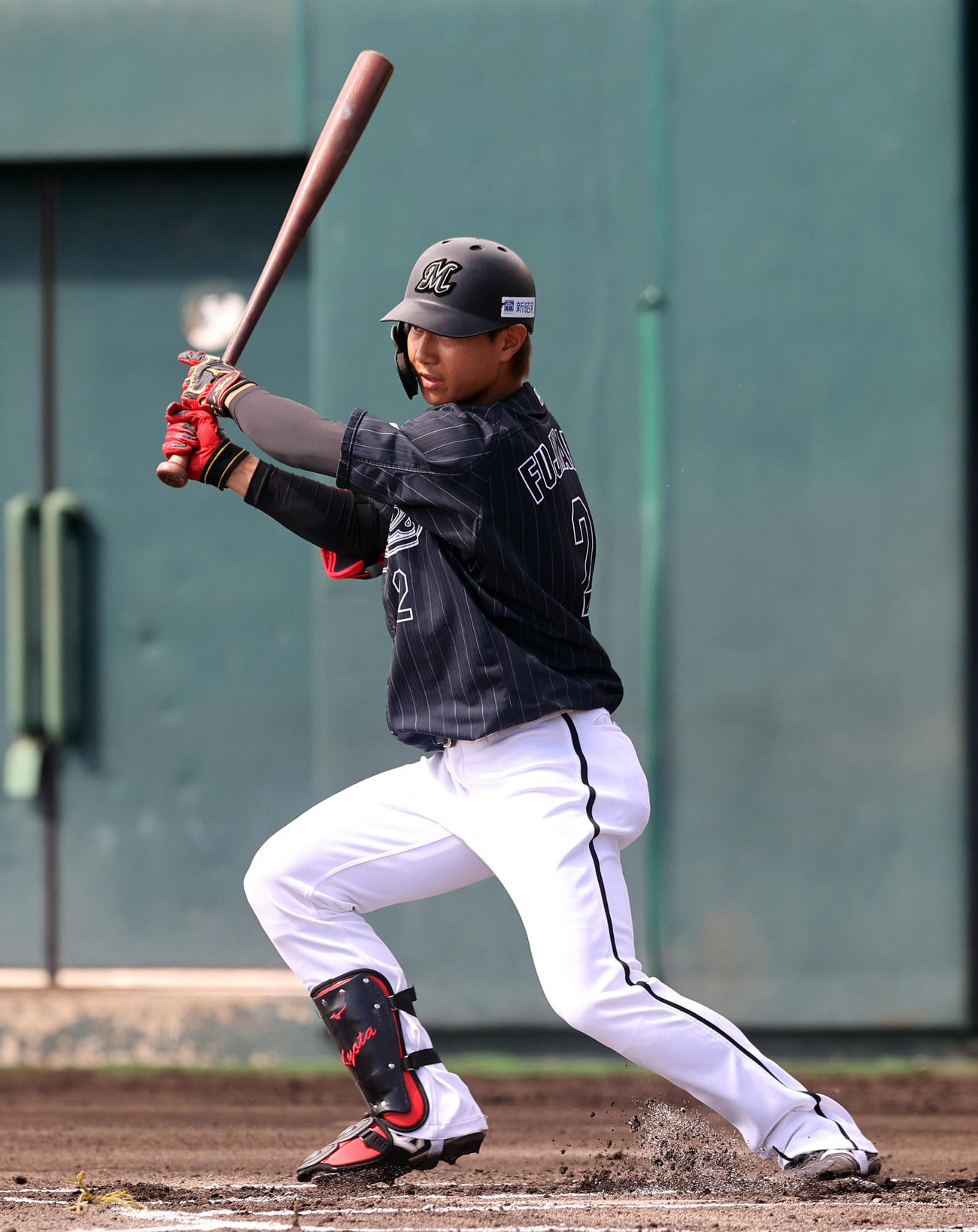 楽天対ロッテ　1回表ロッテ無死、中前打を放つ藤原（撮影・垰建太）