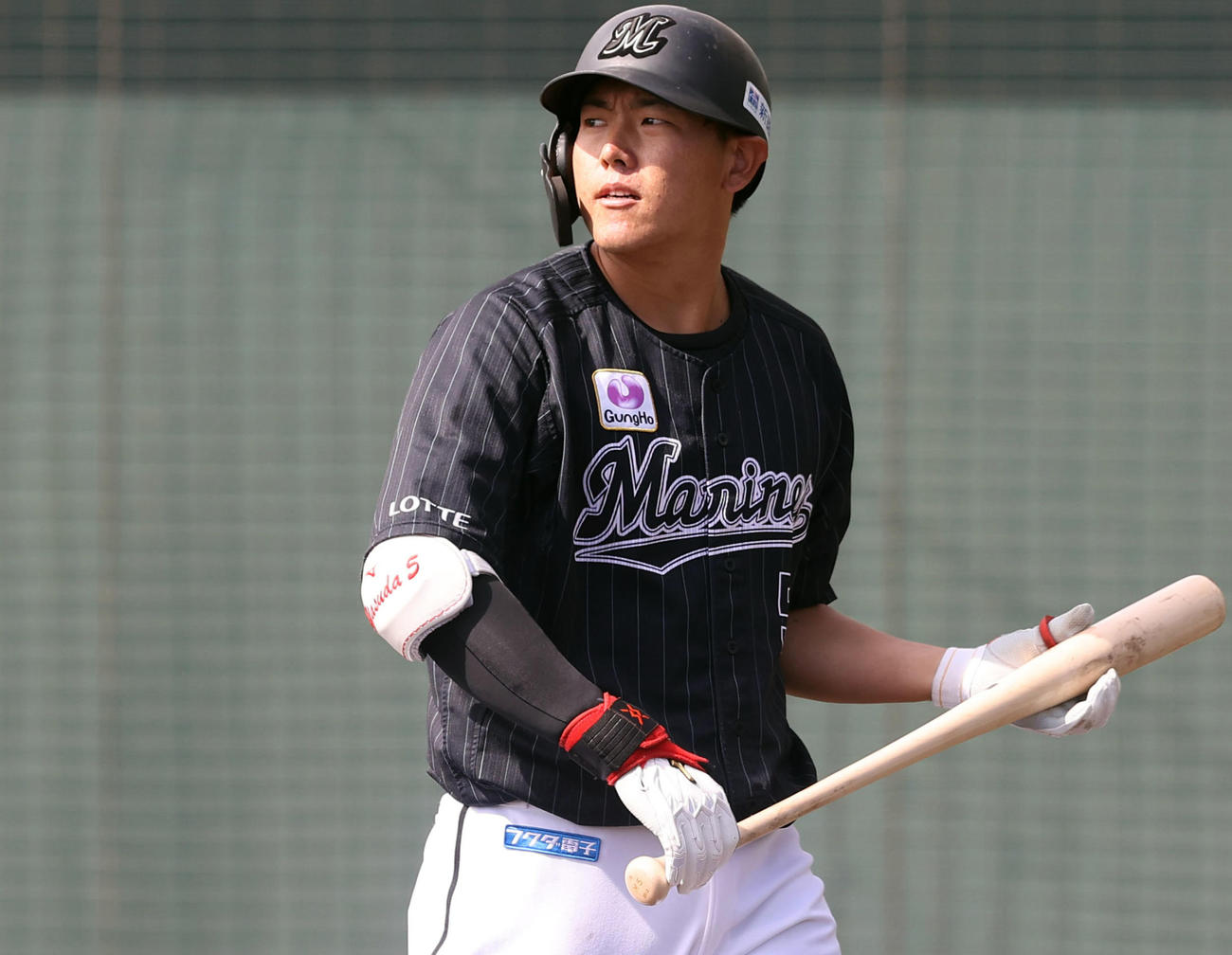 楽天対ロッテ　2回表ロッテ無死、空振り三振に倒れ悔しげな安田（撮影・垰建太）