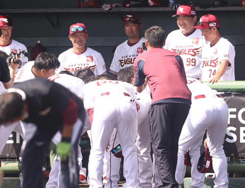 楽天対ロッテ　試合前、円陣で笑顔を見せる楽天石井監督（右から2人目）（撮影・垰建太）