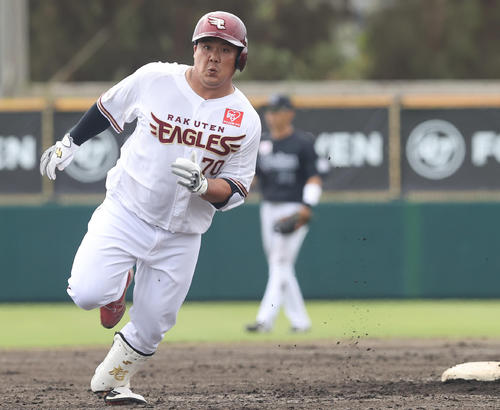 楽天対ロッテ　4回裏楽天2死二塁、適時三塁打を放ち懸命に走る石原（撮影・垰建太）