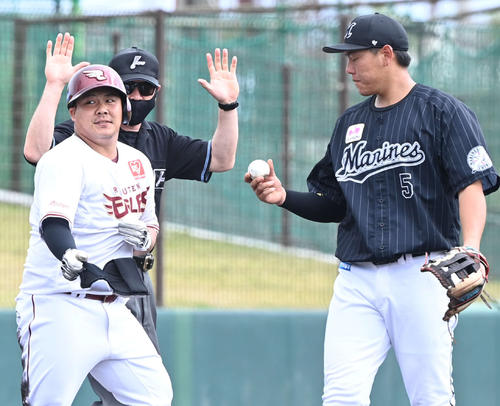 楽天対ロッテ　4回裏楽天2死二塁、適時三塁打を放った石原。右は三塁手安田（撮影・山崎安昭）