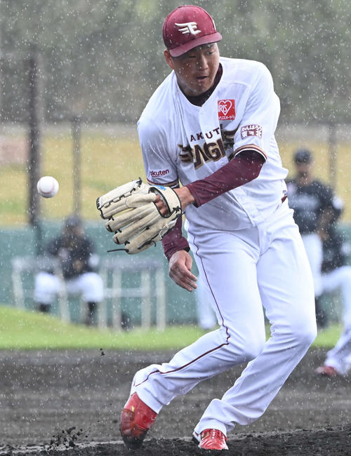楽天対ロッテ　5回表ロッテ無死、菅原は安田の打球を右足に当て、投手強襲内野安打とする（撮影・山崎安昭）