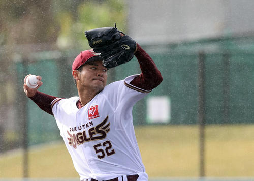 楽天対ロッテ　6回、雨が降る中力投する楽天4番手津留崎（撮影・垰建太）