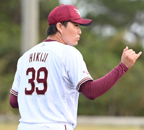 楽天対ロッテ　アウトカウントを確認する楽天引地（撮影・山崎安昭）