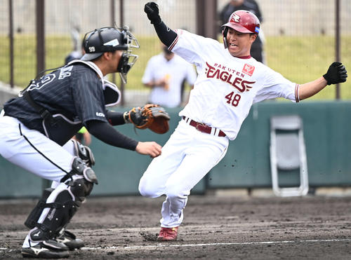 楽天対ロッテ　7回裏楽天1死一塁、石原の適時二塁打で生還する渡辺佳（撮影・山崎安昭）