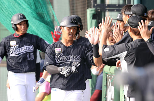 楽天対ロッテ　8回表ロッテ1死満塁、岡の適時二塁打で生還しナインの出迎えを受ける山口（中央）（撮影・垰建太）