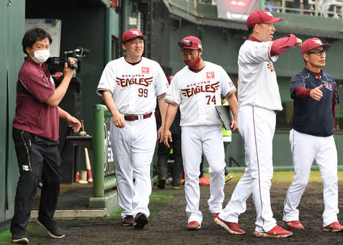 楽天対ロッテ　対外試合に初勝利した楽天石井GM兼監督（左から2人目）は渡辺打撃コーチと談笑しながら選手の出迎えに向かう（撮影・山崎安昭）