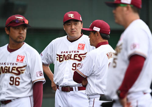 楽天対ロッテ　試合後に楽天石井GM兼監督（左から2人目）は真喜志ヘッドコーチと意見交換（撮影・山崎安昭）