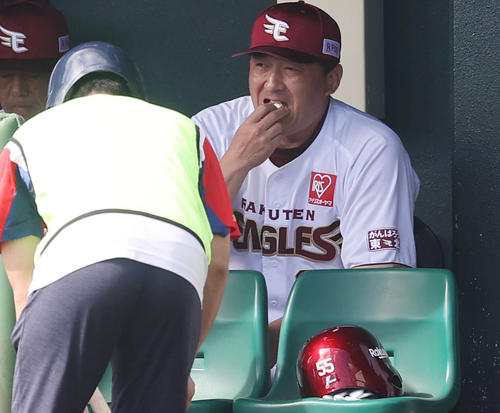 楽天対ロッテ　ベンチで差し入れを食べる楽天石井監督（撮影・垰建太）