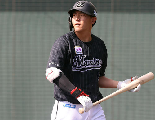 楽天対ロッテ　2回表ロッテ無死、空振り三振に倒れ悔しげな安田（撮影・垰建太）