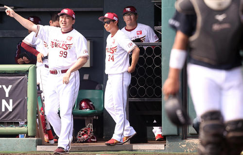 楽天対ロッテ　3回、投手交代を告げる楽天石井監督（左）（撮影・垰建太）