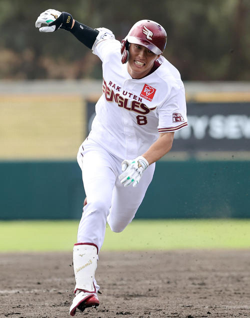 楽天対ロッテ　4回裏楽天無死、三塁打を放ち足を滑らせる辰己（撮影・垰建太）