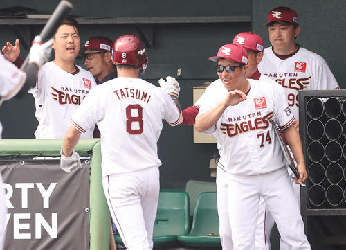 楽天対ロッテ　4回裏楽天無死一、三塁、小郷の先制適時打で生還した辰己（8番）を出迎える石井監督（右）（撮影・垰建太）