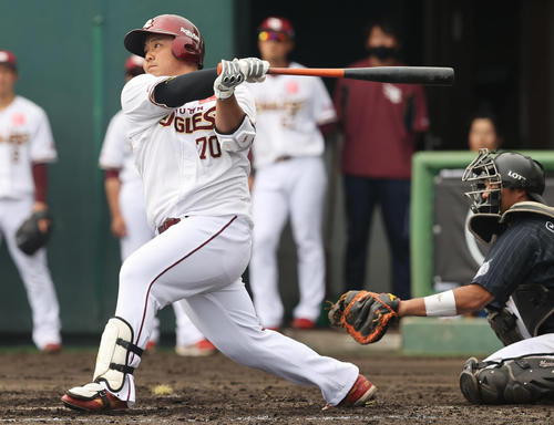 楽天対ロッテ　4回裏楽天2死二塁、適時三塁打を放つ石原（撮影・垰建太）