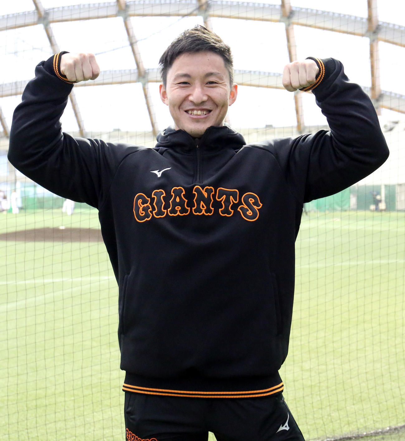 得意ポーズを決めるボディービルダーの鈴木氏（撮影・狩俣裕三）