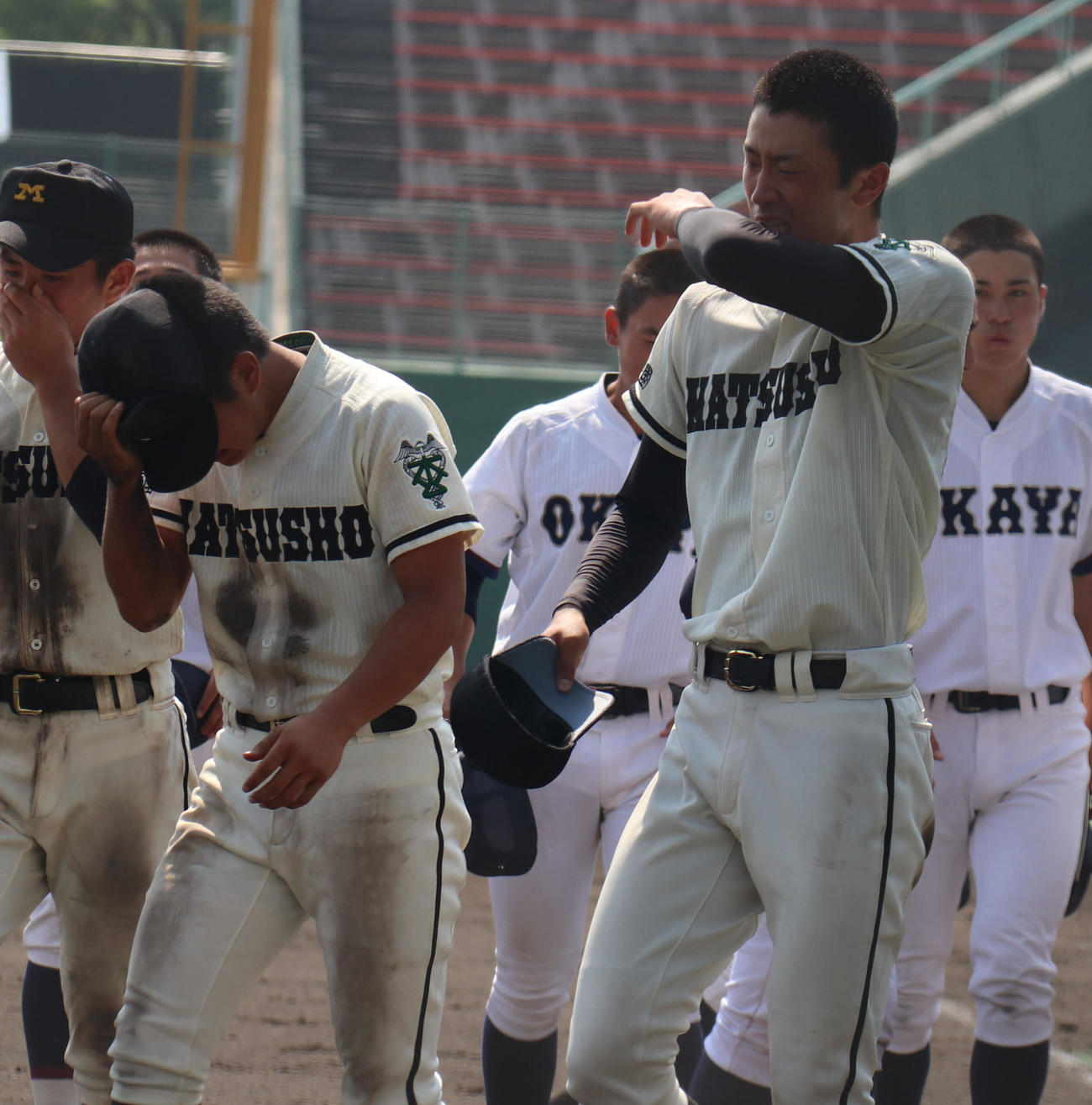 松商学園3年夏、2年連続甲子園の夢が消え号泣（右）