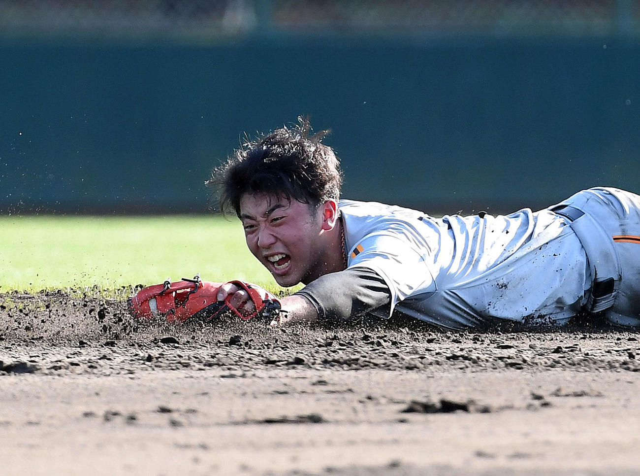必死に白球を追い続けた巨人直江大輔（2020年2月13日撮影）