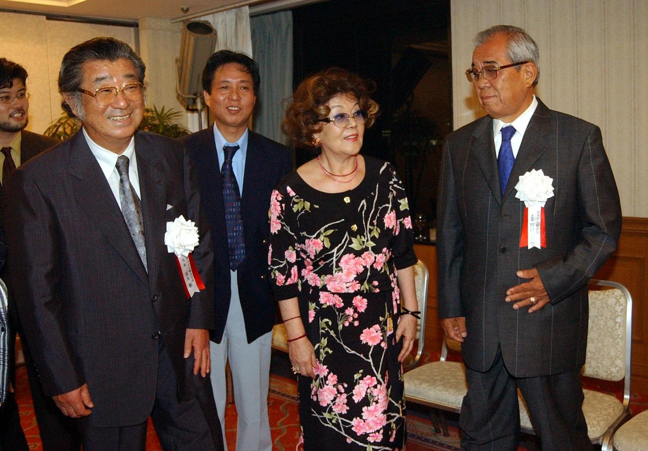 03年、談笑する野村克也シダックス監督（右）と沙知代夫人。左は志太勤シダックス会長