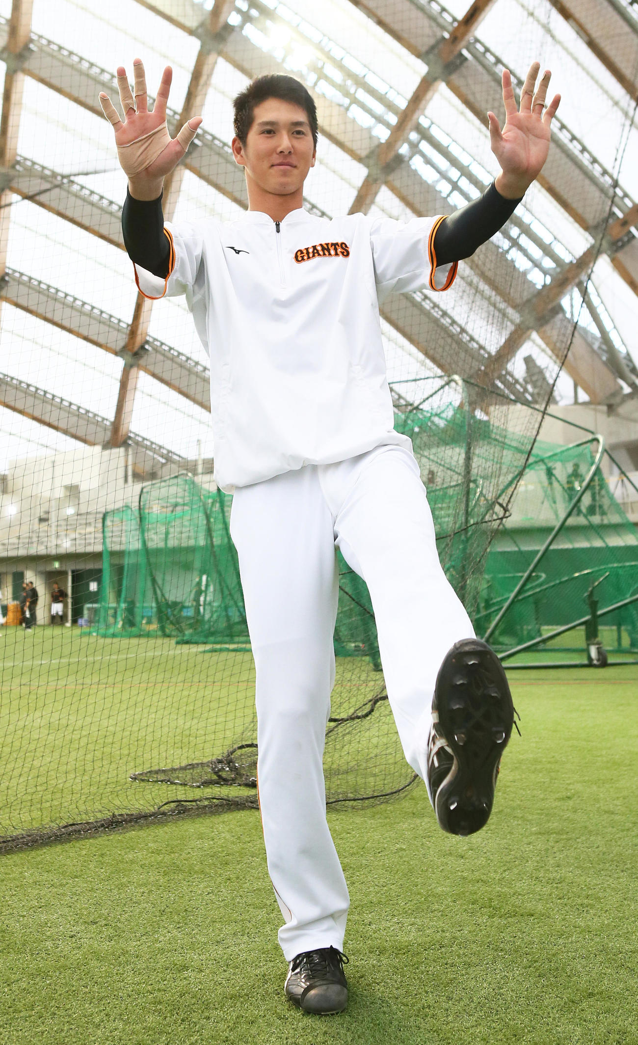 大きな手足を披露する巨人秋広（撮影・足立雅史）