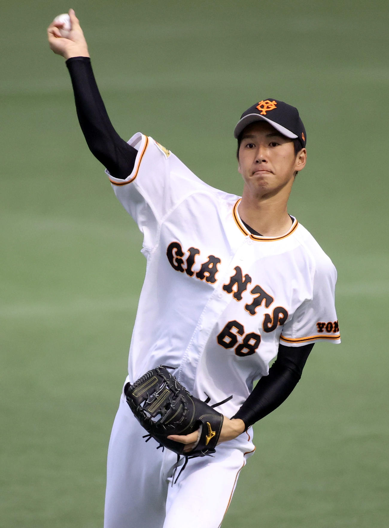 ファーストミットでキャッチボールする秋広（撮影・狩俣裕三）