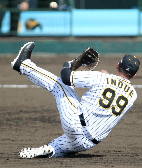 阪神マルテは井上ヘッドコーチのユニホームを着てシートノックで送球する（撮影・上山淳一）