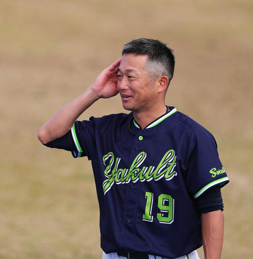 髪を切りさっぱりとするヤクルト石川（撮影・河田真司）