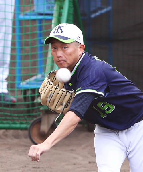 打撃投手に入るヤクルト石川（撮影・河田真司）