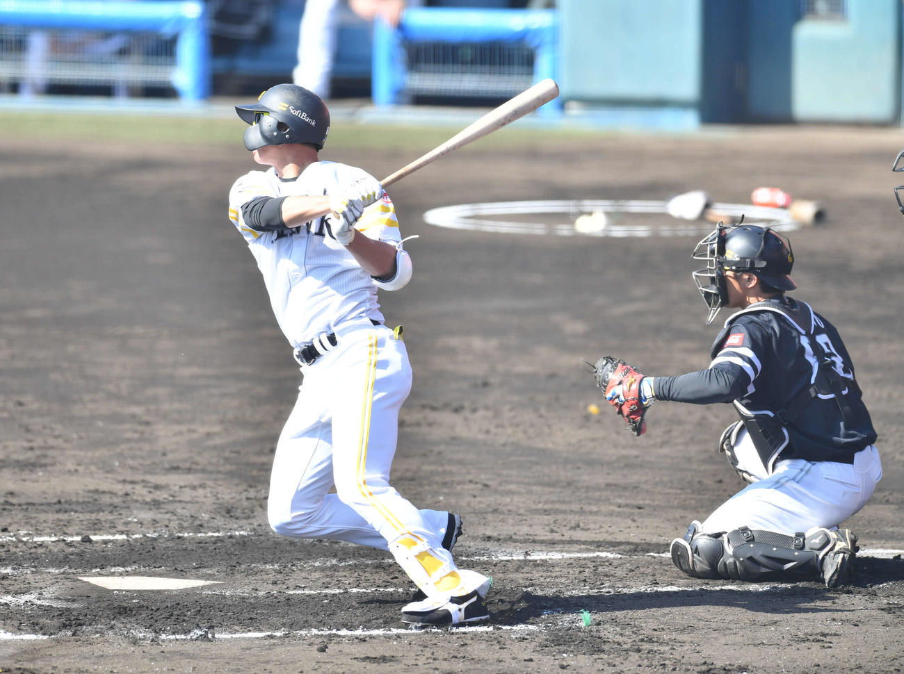 紅白戦　1回裏白組1死一、三塁、真砂は右前適時打を放つ（撮影・岩下翔太）