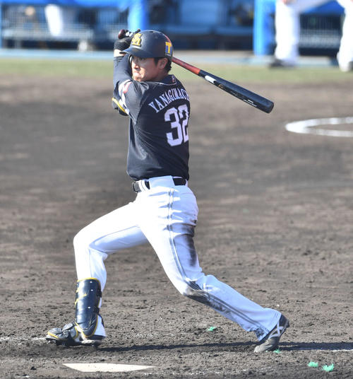 紅白戦　4回表紅組2死、柳町は左前安打を放つ（撮影・岩下翔太）