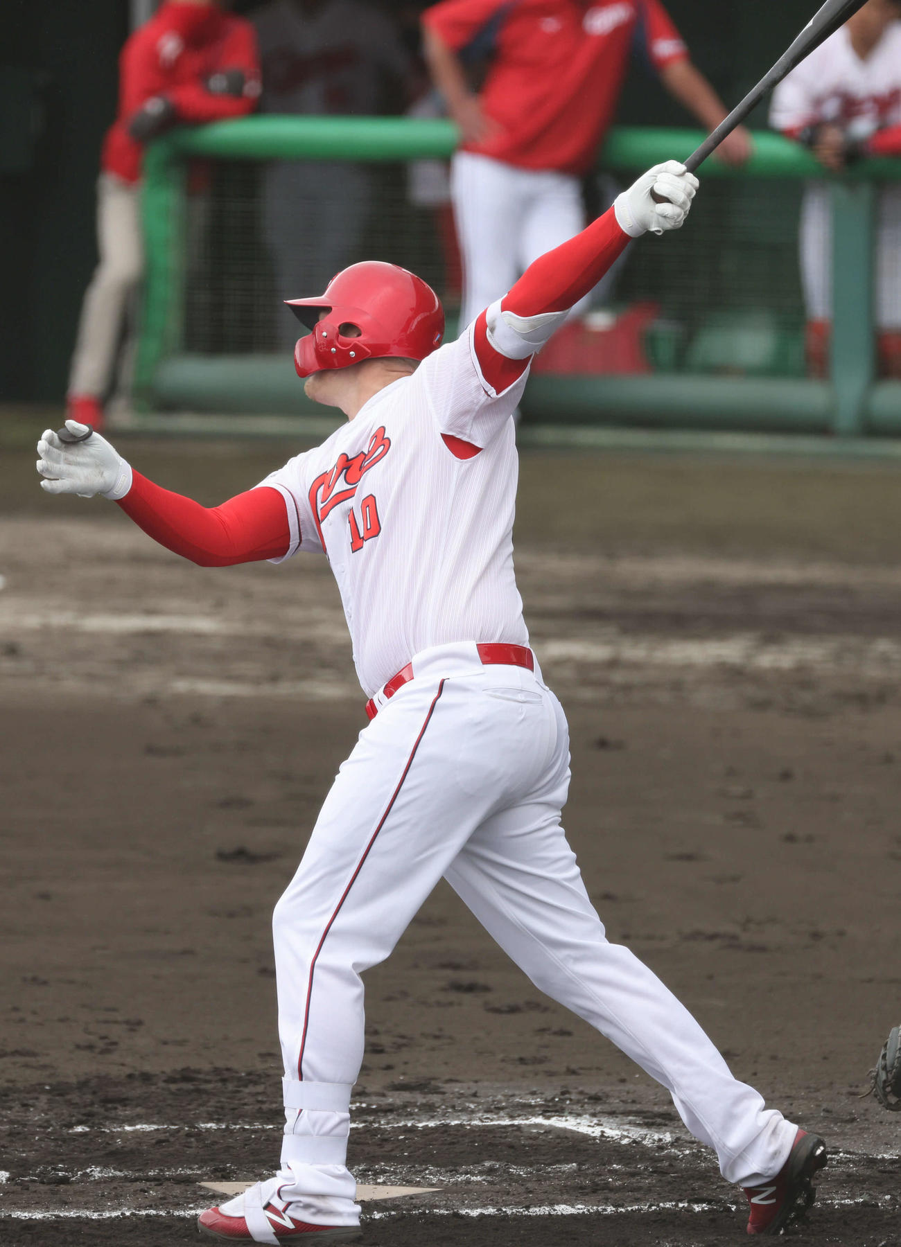 広島紅白戦　1回裏白組1死一、二塁、クロンは右先制適時打を放つ（撮影・加藤孝規）
