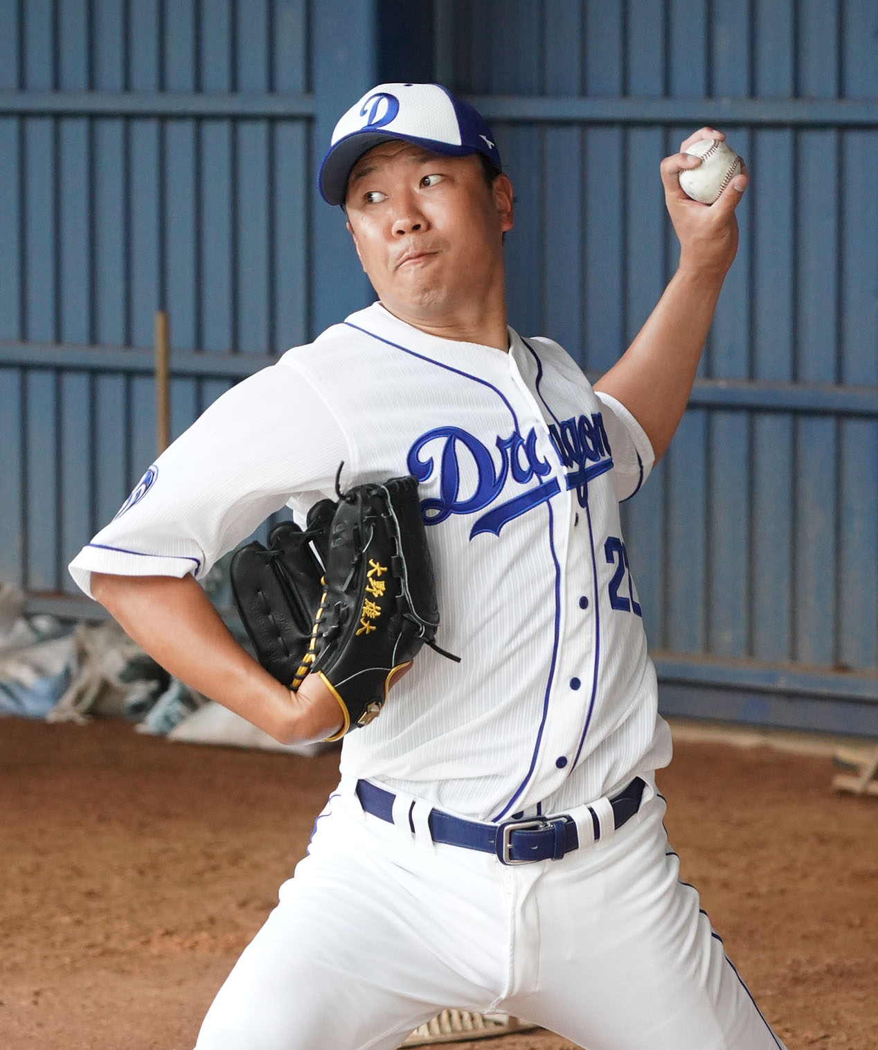 ブルペンで投球練習中、フォークボールを投げる中日大野雄大（撮影・森本幸一）